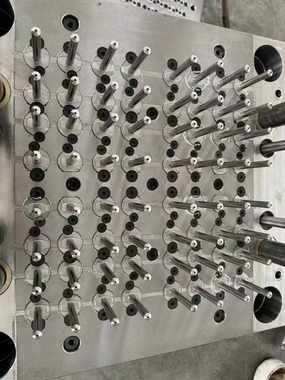 قالب حقنة عداء ساخن